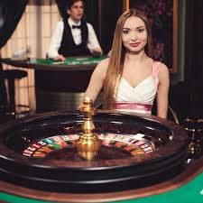 sintoto web Free Bet Blackjack live table showing dealer, player cards, betting area, and real-time chat sidebar